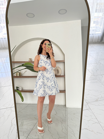 Beyaz Mavi Nakışlı Kolsuz Elbise