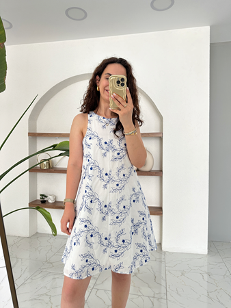 Beyaz Mavi Nakışlı Kolsuz Elbise