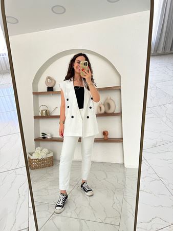 Beyaz Siyah Düğme Detaylı Vatkalı Keten Yelek