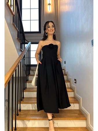 Siyah Gül Detaylı Straplez Midi Elbise