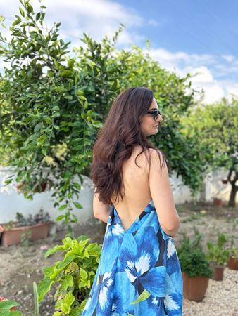 Mavi Desenli Sırt Dekolteli Elbise