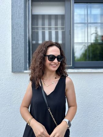 Siyah V Yaka Lastik Askılı Keten Elbise