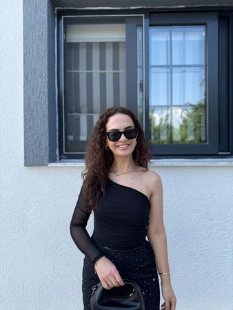 Siyah Tek Omuz Yandan Bağlama Detaylı Tül Bluz