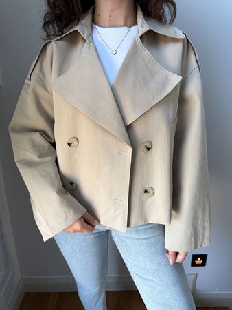 Taş Rengi Kapak Cepli Kısa Trençkot