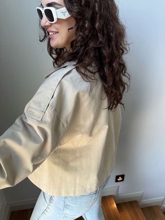 Taş Rengi Kapak Cepli Kısa Trençkot