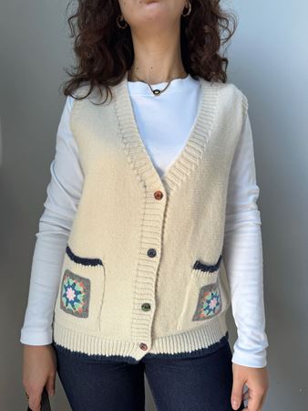 Bej Motif Detaylı Renkli Düğmeli Yelek