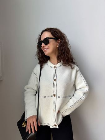 Beyaz Gold Düğme Detaylı Yumoş Hırka