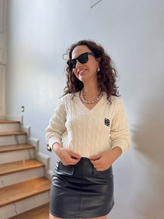 Ekru V Yaka Nakışlı Örgü Kazak