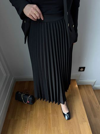 Siyah Kemerli Ceket Pliseli Etek Takım