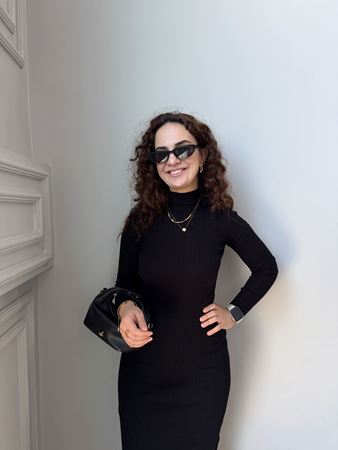 Siyah Dik Yaka Triko Elbise