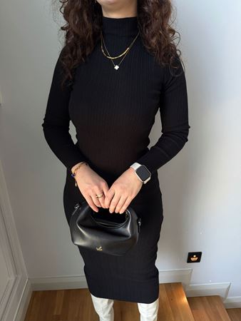 Siyah Dik Yaka Triko Elbise