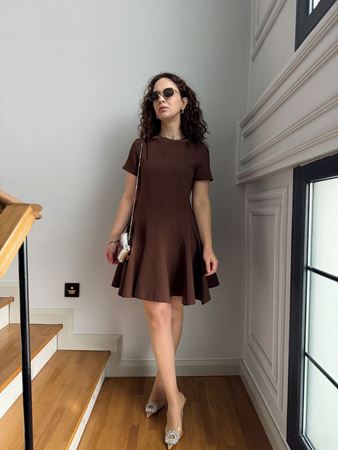 Kahverengi Eteği Volanlı Kısa Elbise