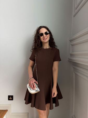 Kahverengi Eteği Volanlı Kısa Elbise