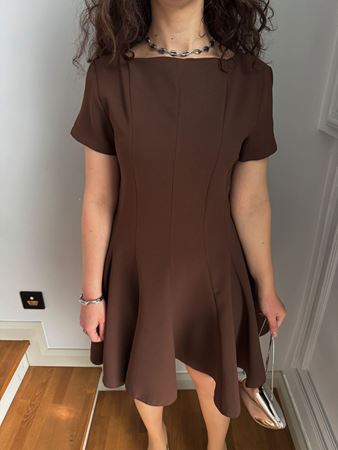 Kahverengi Eteği Volanlı Kısa Elbise