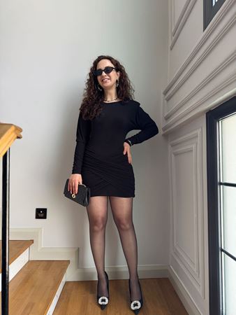 Siyah Eteği Drapeli Omuzları Vatkalı Elbise