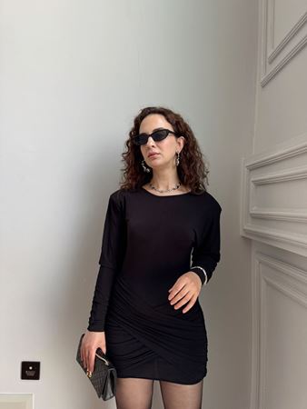 Siyah Eteği Drapeli Omuzları Vatkalı Elbise