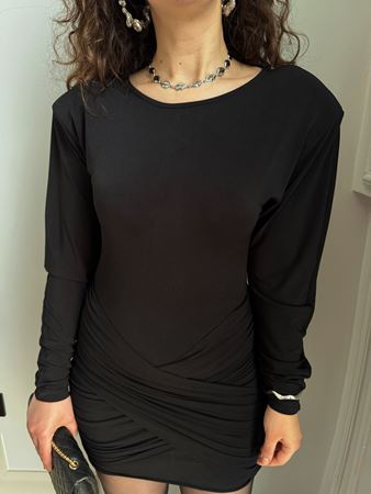 Siyah Eteği Drapeli Omuzları Vatkalı Elbise