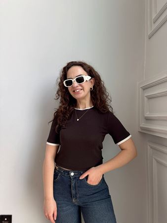 Kahverengi Yakası Kolları ve Etek Ucu Biyeli Bluz