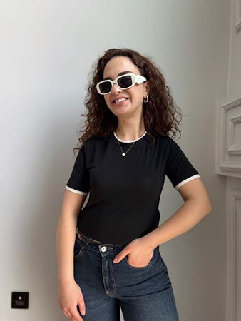 Siyah Yakası Kolları ve Etek Ucu Biyeli Bluz