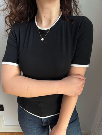 Siyah Yakası Kolları ve Etek Ucu Biyeli Bluz