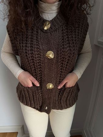 Kahverengi Bisiklet Yaka Yumuşak Dokulu Cepli Düğmeli Triko Yelek