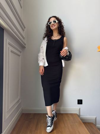 Siyah Düğme Detaylı Midi Elbise