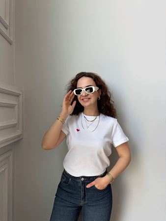 Beyaz Bisiklet Yaka Kalp Nakışlı Pamuklu T-Shirt