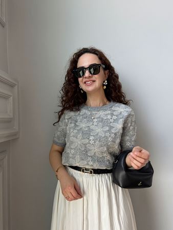 Gri Tül Detaylı Çiçek İşlemeli Triko Bluz