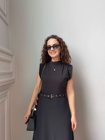 Siyah Vatkalı Kendinden Kemerli Asimetrik Kesim Elbise