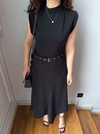 Siyah Vatkalı Kendinden Kemerli Asimetrik Kesim Elbise