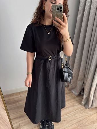 Siyah Bisiklet Yaka Eteği Paraşüt Kumaş Elbise