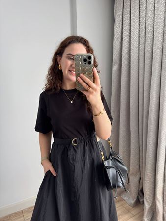 Siyah Bisiklet Yaka Eteği Paraşüt Kumaş Elbise