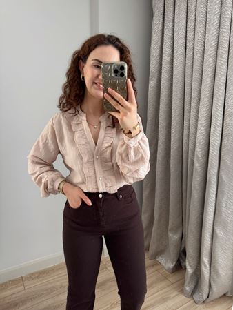 Bej Fırfırlı Kendinden Dokulu Gömlek