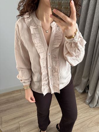 Bej Fırfırlı Kendinden Dokulu Gömlek