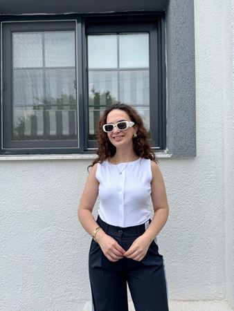 Beyaz Kayık Yaka Düğmeli Kolsuz Body