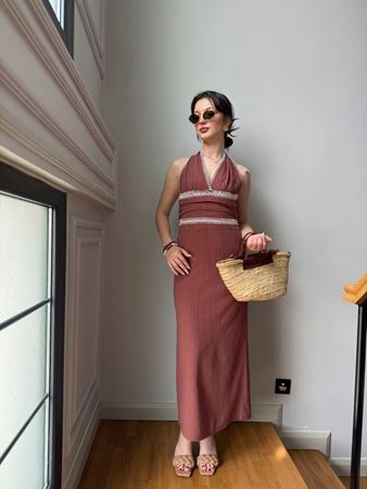 Kiremit Rengi İşlemeli Boyundan Bağlamalı Elbise