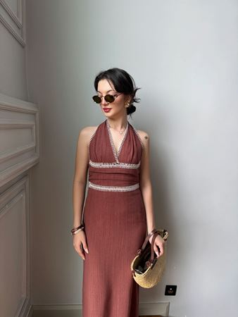 Kiremit Rengi İşlemeli Boyundan Bağlamalı Elbise