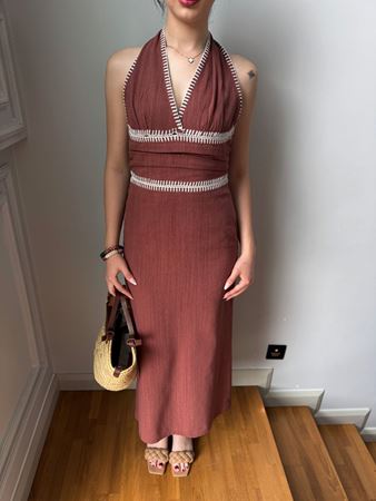 Kiremit Rengi İşlemeli Boyundan Bağlamalı Elbise