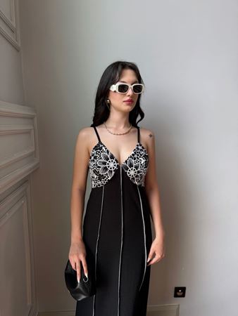 Siyah Göğüsü Nakışlı Maxi Elbise