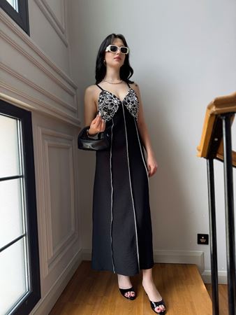 Siyah Göğüsü Nakışlı Maxi Elbise