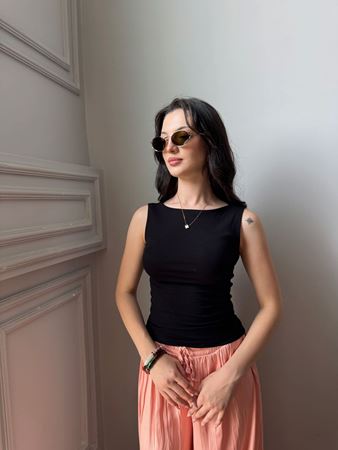 Siyah Kayık Yaka Kolsuz Atlet