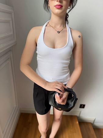 Beyaz Boyundan Geçmeli Sırt Dekolteli Bluz