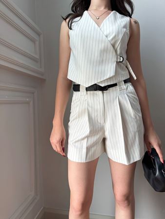 Beyaz Siyah Çizgili Kendinden Kemerli Şort