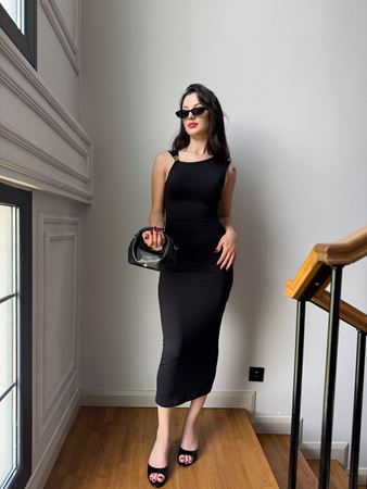 Siyah Aksesuar Detaylı Midi Elbise