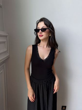 Siyah V Yaka Dantel Şeritli Atlet