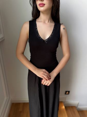 Siyah V Yaka Dantel Şeritli Atlet