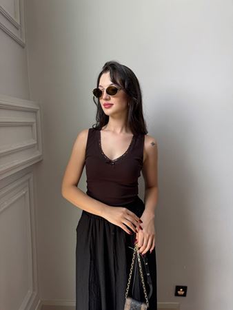 Kahverengi V Yaka Dantel Şeritli Atlet