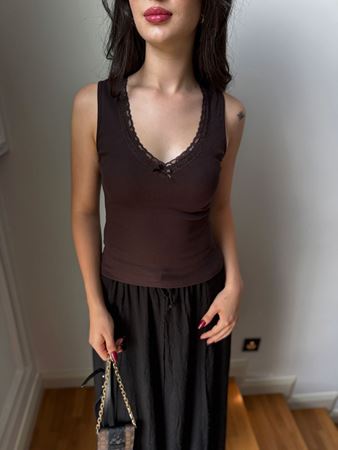 Kahverengi V Yaka Dantel Şeritli Atlet