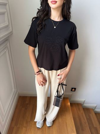 Siyah Çiçek Kabartmalı T-Shirt