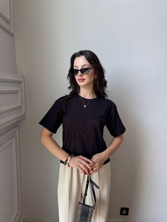 Siyah Çiçek Kabartmalı T-Shirt